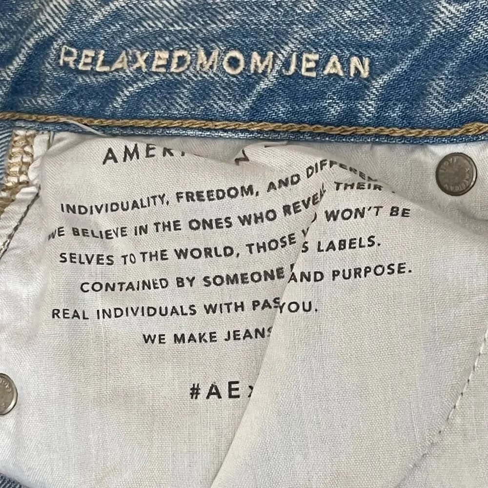 American Eagle Relaxed Mom Jeans Light Wash Size 4 Long